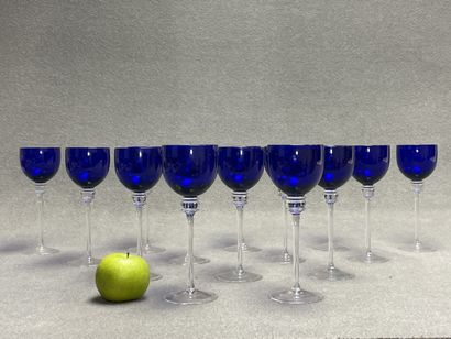 Quatorze verres à pied bleu. 
H. :21 cm.