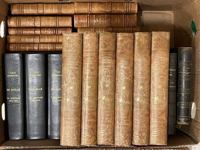 Trois cartons de livres reliés.