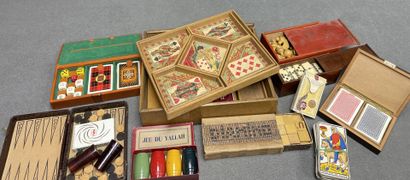 Lot de jeux de cartes, dominos, nain jau...
