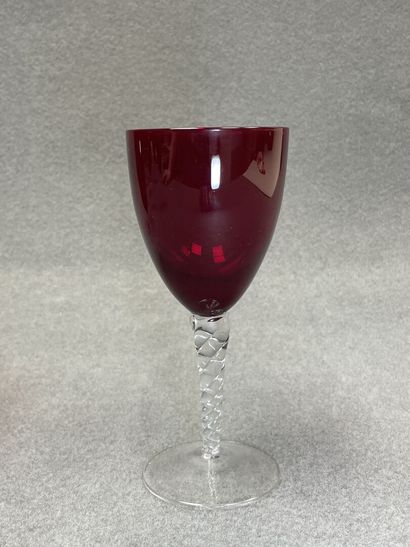 Onze verres à pied rouge. 
H. :18,5 cm.