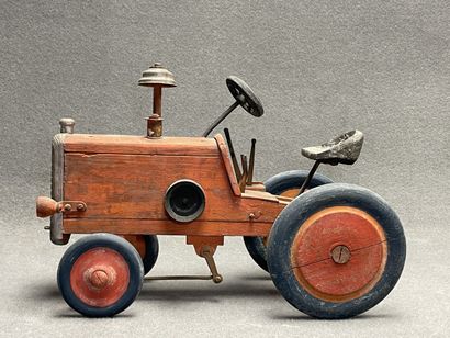 Jouet. 
Tracteur en bois peint. 
31 x 46...