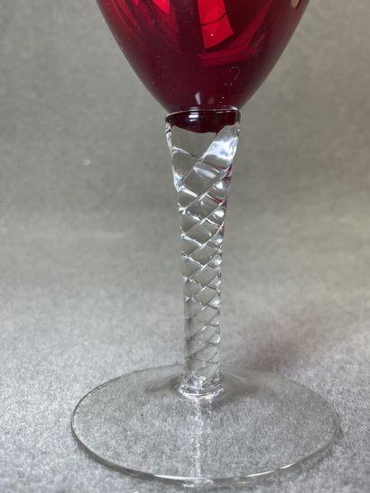 Onze verres à pied rouge. 
H. :18,5 cm.