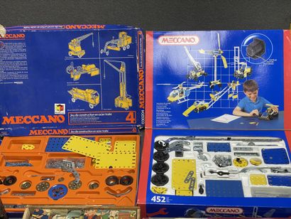 Lot de jouets anciens: 
Trois jeux meccano,...