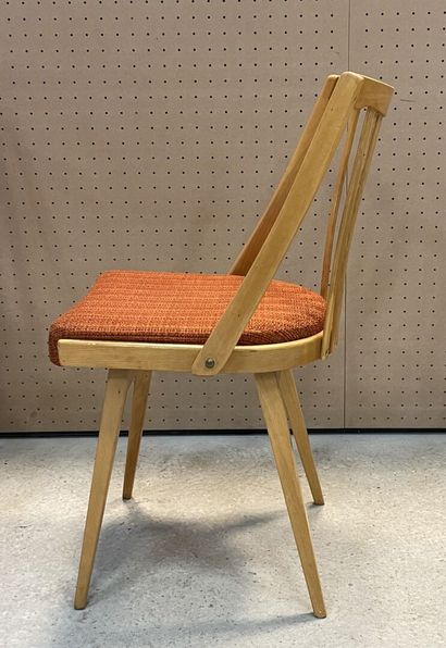 Suite de quatre chaises en bois vernis, assises...