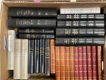 Trois cartons de livres reliés.