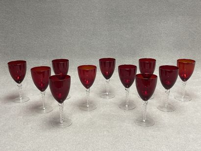 Onze verres à pied rouge. 
H. :18,5 cm.