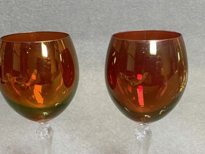 Six verres à pied de couleurs. 
H. :19,5...