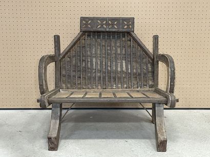 Fauteuil Qatari en bois sculpté. 
80 x 85...