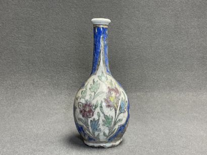Bouteille en faïence turque, décor persan
H:...