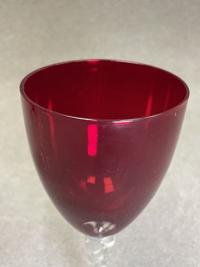 Onze verres à pied rouge. 
H. :18,5 cm.