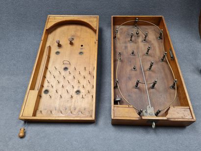 Deux billards de table, à balle et à tou...