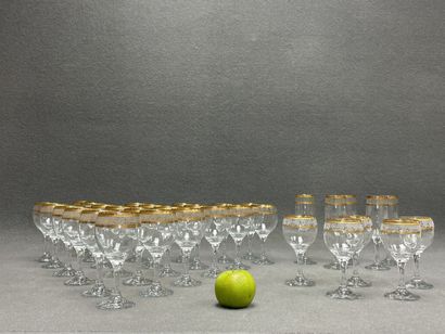 Partie de service de verres à liseré doré....