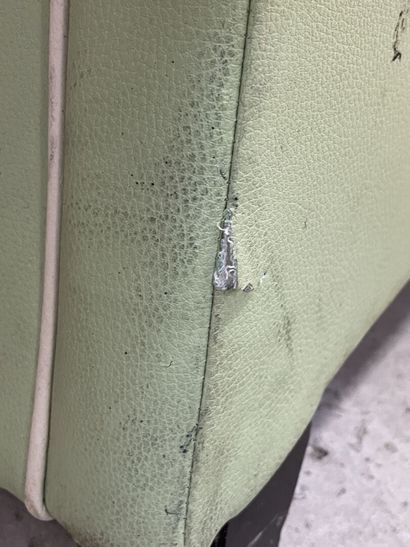Fauteuil à haut dossier en skai vert 
H....