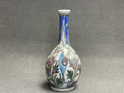 Bouteille en faïence turque, décor persan
H:...