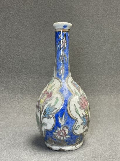 Bouteille en faïence turque, décor persan
H:...