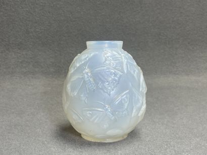 VERLYS Vase en verre opalescent moulé pressé...