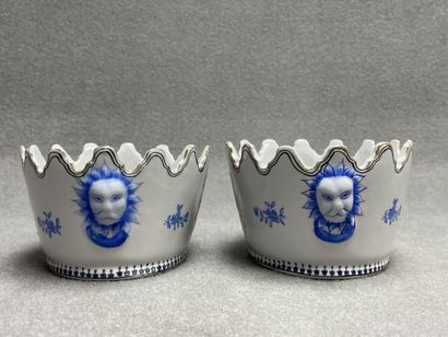 Deux verrières en porcelaine dans le gout...