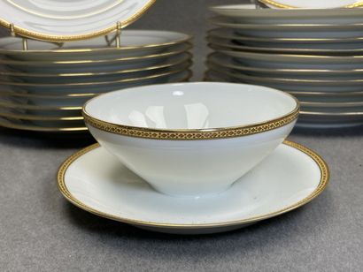 Partie de service de table en porcelaine...