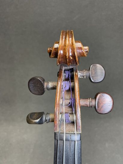 Violon
portant l' étiquette 