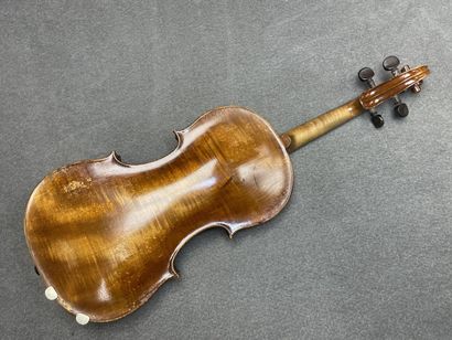 Violon
portant l' étiquette 
