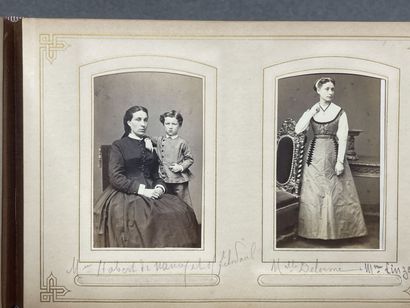 Deux albums de photos de familles ancienne.
8...