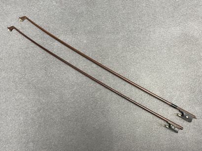 Deux archets de violon:
L. :72,5 cm et 73...