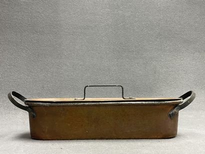 Poissonnière en cuivre. 
L. :62 cm.