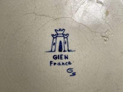 GIEN.
Cache pot, modèle Renaissance sur fond...