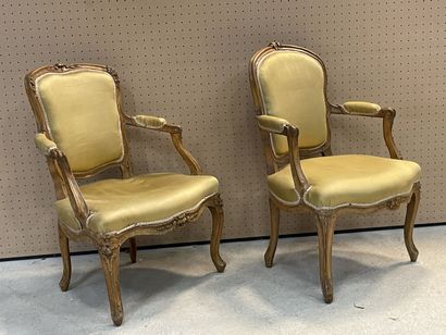 Deux fauteuils cabriolets de style Louis...