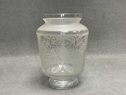 LORRAIN FRANCE
Vase en cristal dégagé à l'acide...