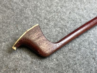 Violon et archet
portant l' étiquette 