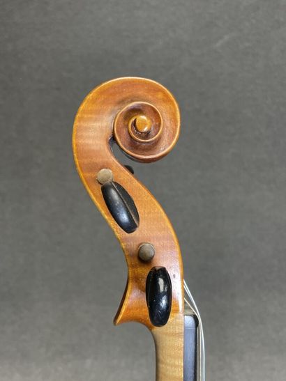 Violon
portant l' étiquette 