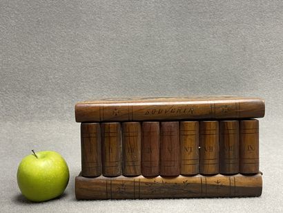 Coffret à souvenir en bois sculpté et marqueté....