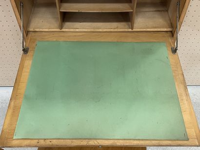 Bureau à abattant et chaise.
Années 1960....