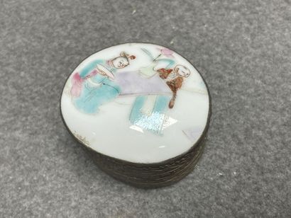 Cheval et deux boites en émaux cloisonnés.
On...