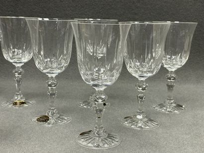 Service de verres en cristal en boites comprenant
-...