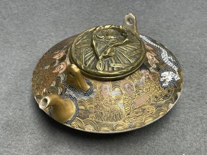 JAPON. 
Théière en faience de Satsuma, couvercle...