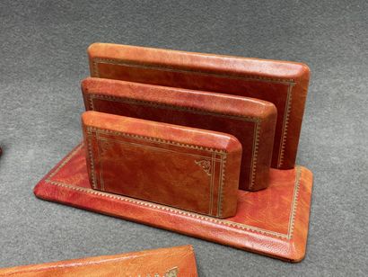 Nécessaire de bureau en cuir. 
Sous main,...