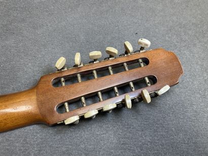 Guitare à douze cordes. 
Portant l'étiquette...