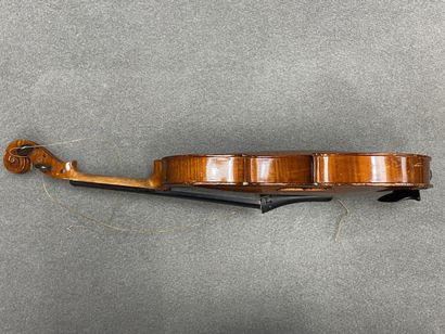 Violon et archet
portant l' étiquette 