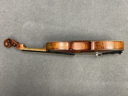Violon et archet
portant l' étiquette 