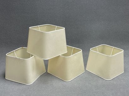 Quatre abat-jour. 
20 x 25 x 25 cm. 
Accident...