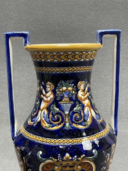 GIEN
Paire de vases à deux anses modèle Renaissance...