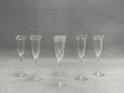 Suite de six flutes à champagne, à décor...