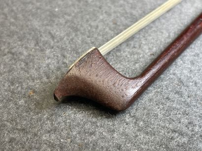 Violon et archet
portant l' étiquette 