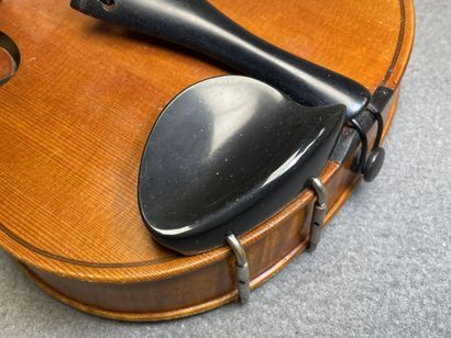 Violon
portant l' étiquette 