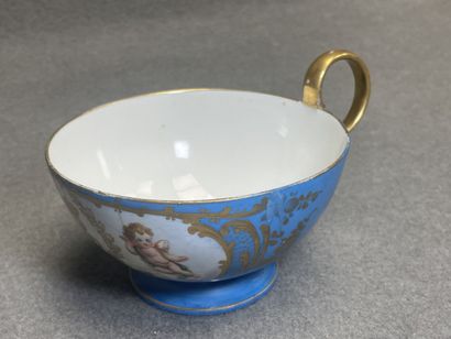 SEVRES Grande tasse en porcelaine en bleu...
