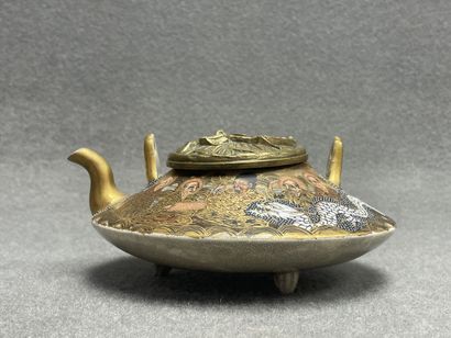 JAPON. 
Théière en faience de Satsuma, couvercle...