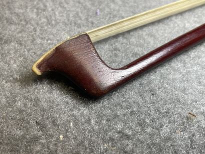 Violon et archet 
portant l' étiquette 