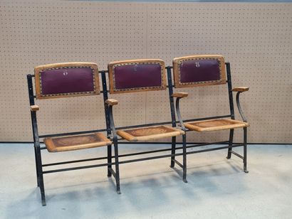 Banc de cinéma, trois places. 
L: 155 cm...